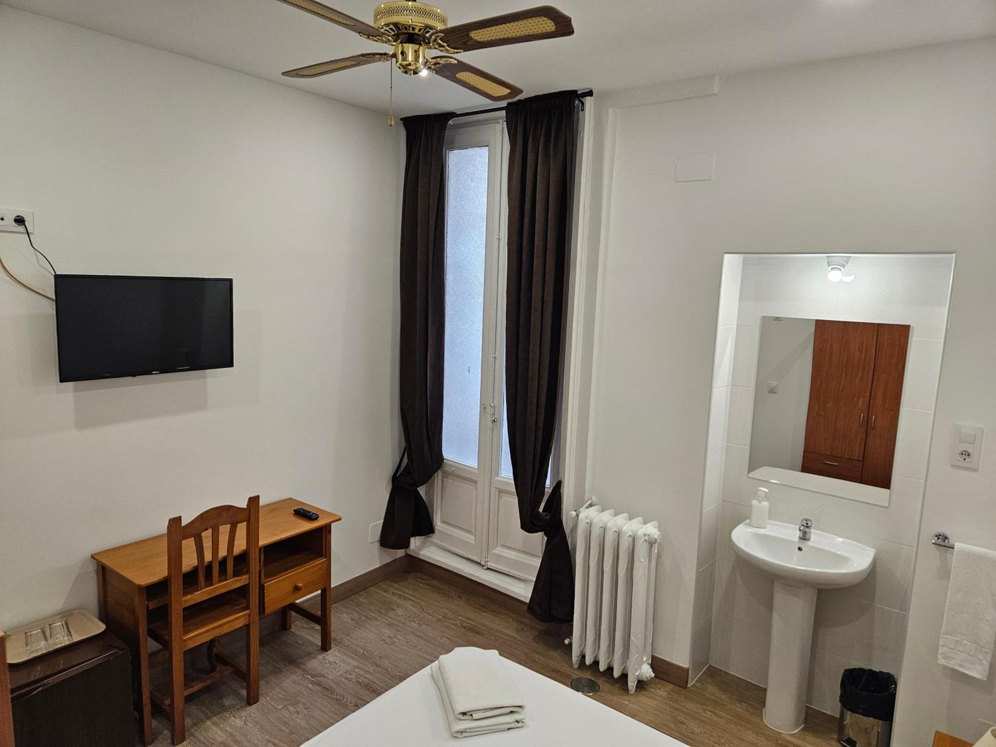 Hostal Miralva Madrid Ngoại thất bức ảnh