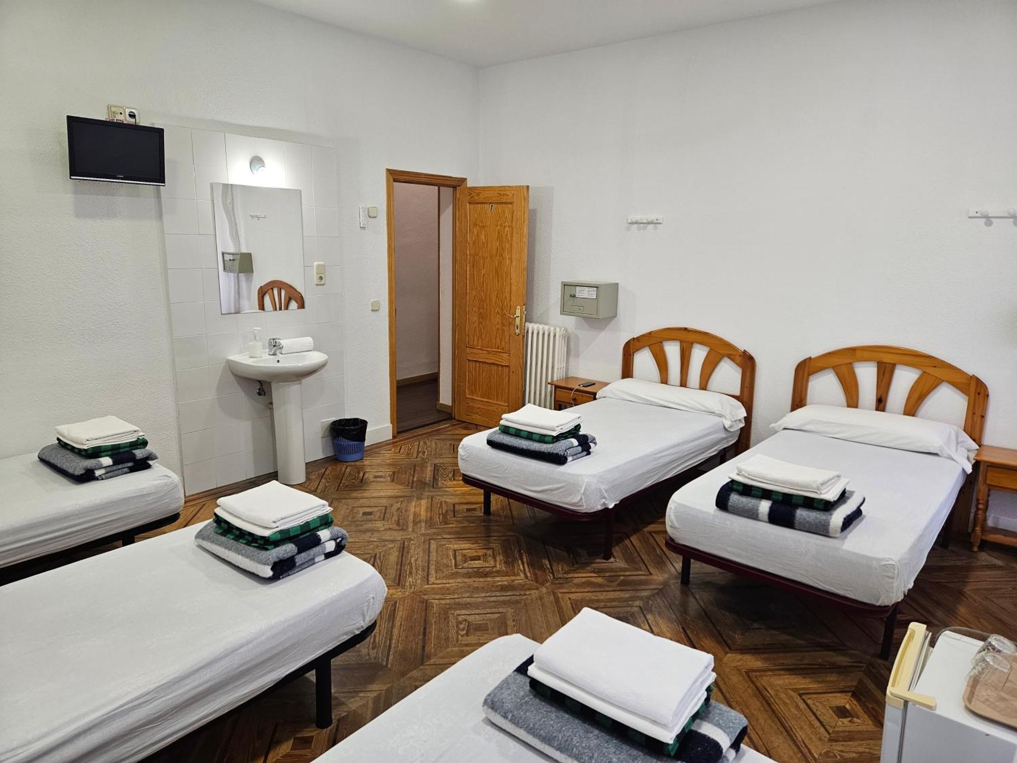 Hostal Miralva Madrid Ngoại thất bức ảnh