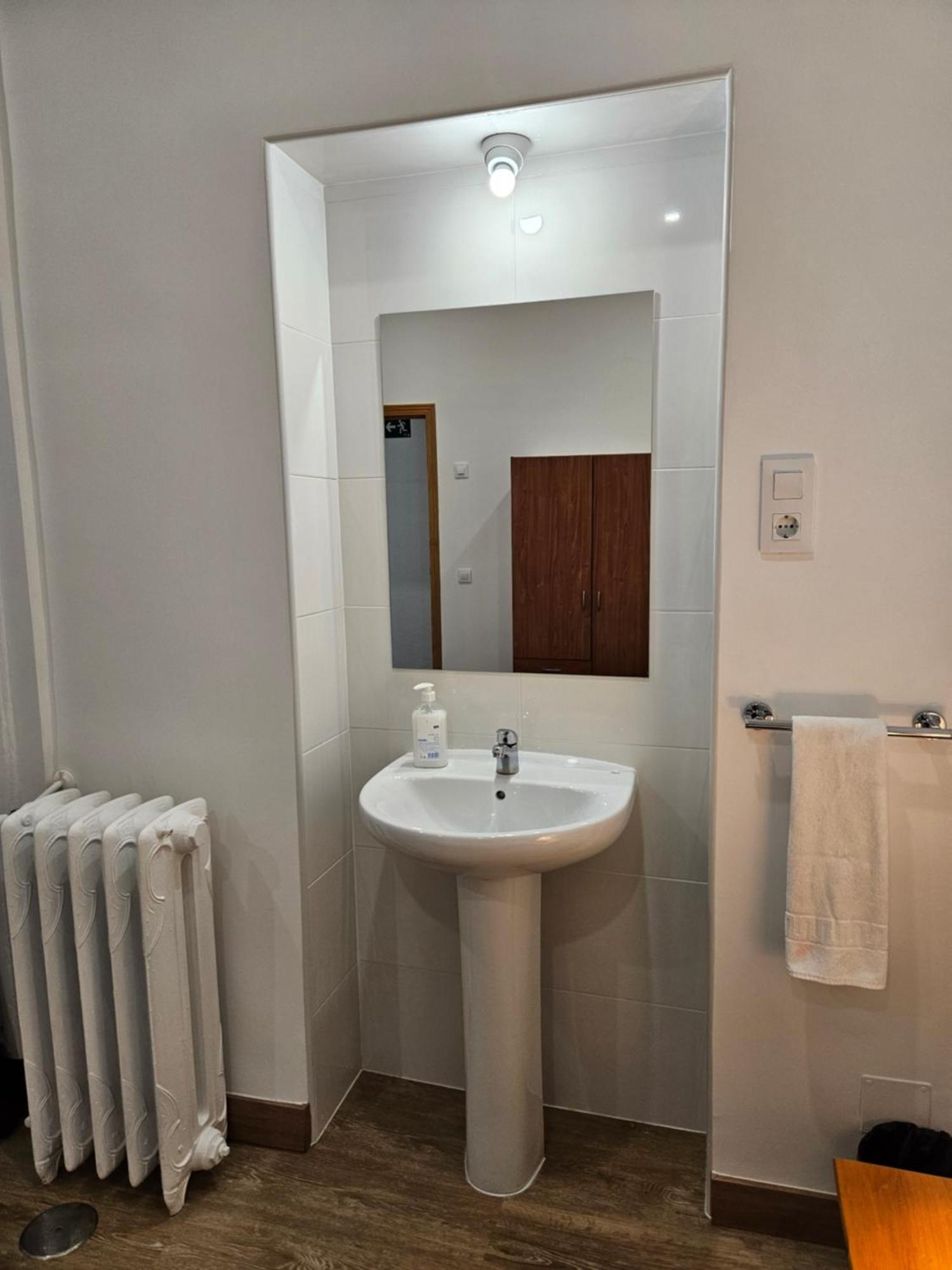 Hostal Miralva Madrid Ngoại thất bức ảnh
