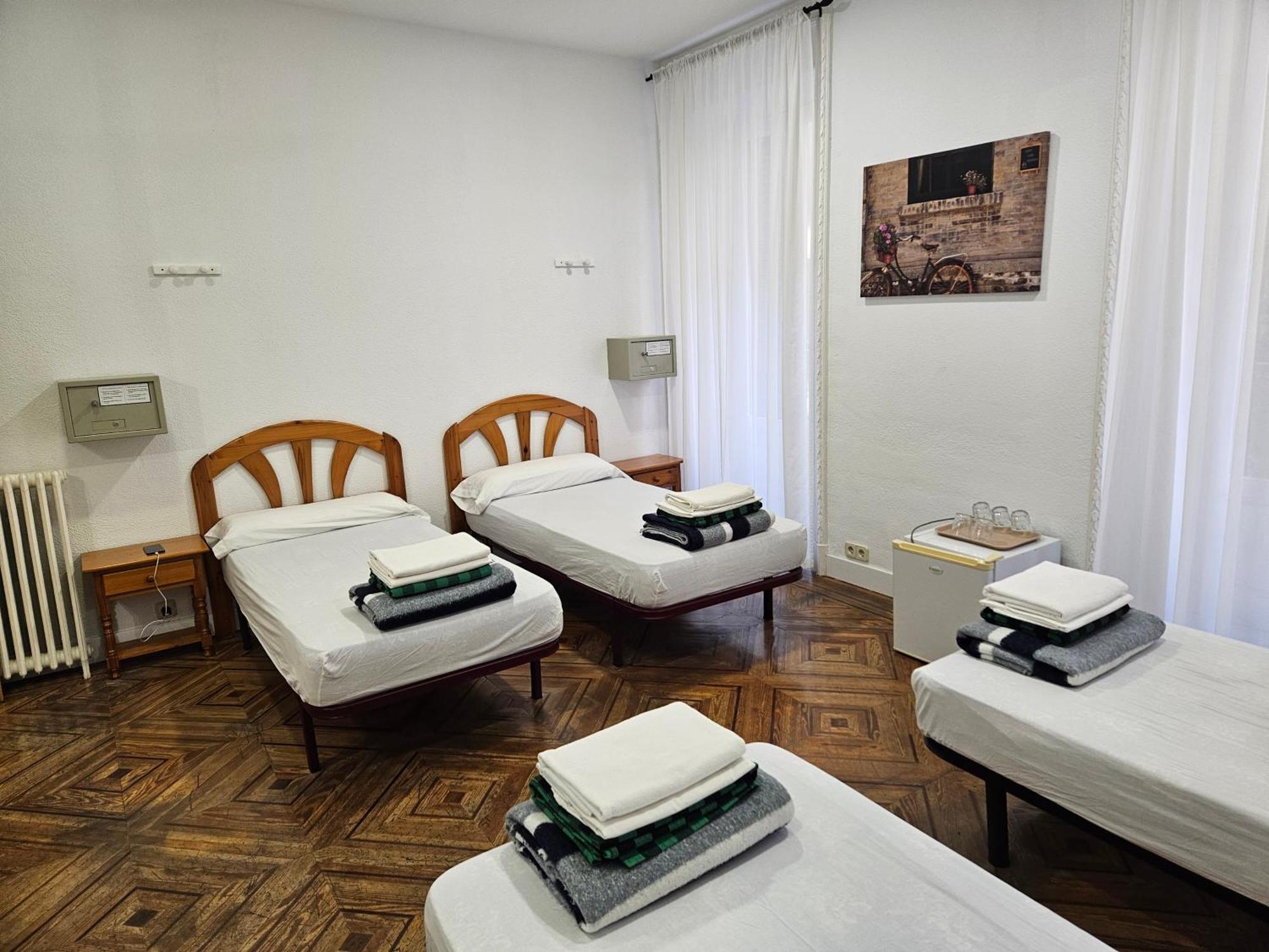 Hostal Miralva Madrid Ngoại thất bức ảnh