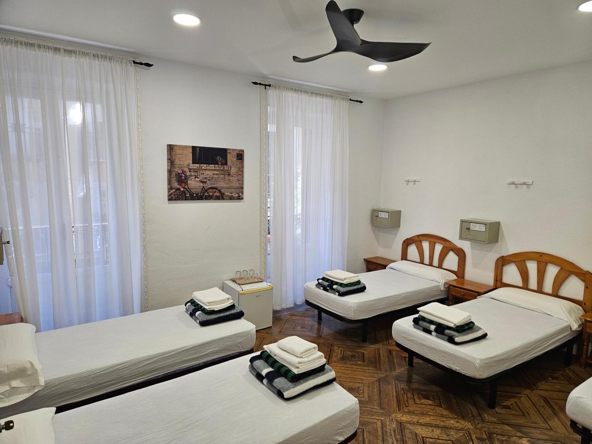 Hostal Miralva Madrid Ngoại thất bức ảnh