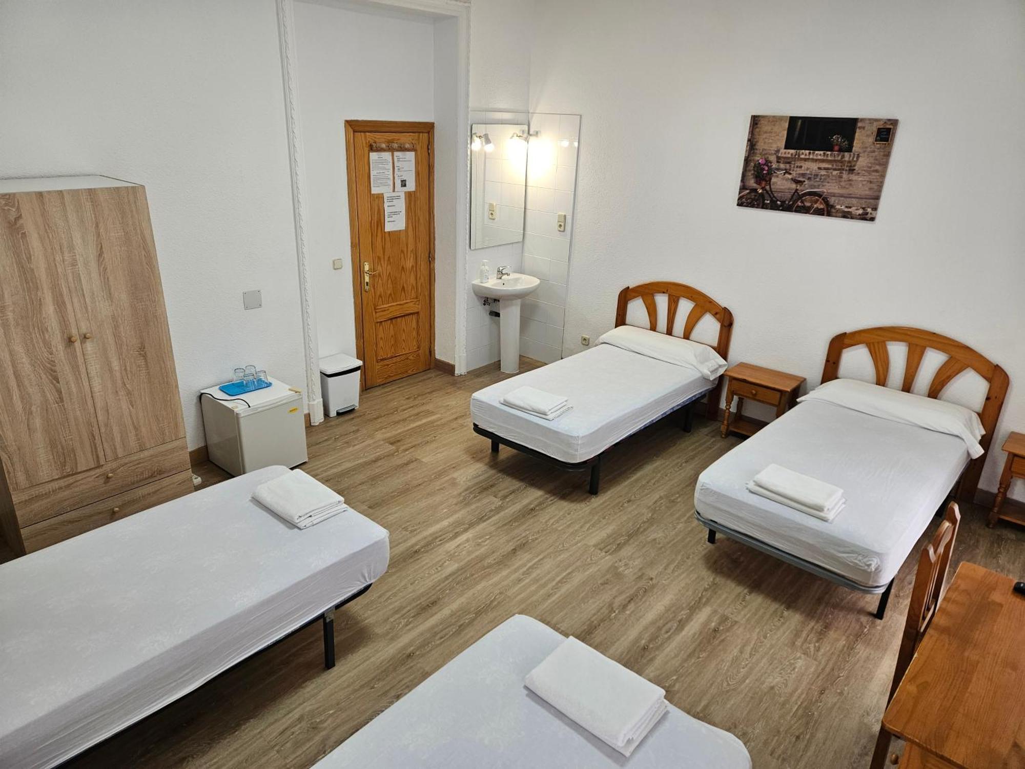 Hostal Miralva Madrid Ngoại thất bức ảnh